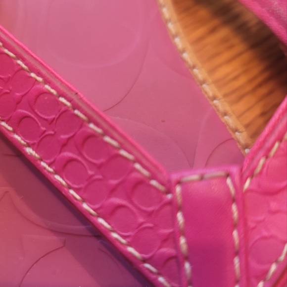 Coach CC Print Signature Hot Pink Fuschia Flip Flops Sandals Shoes 8.5 - Picture 3 of 7